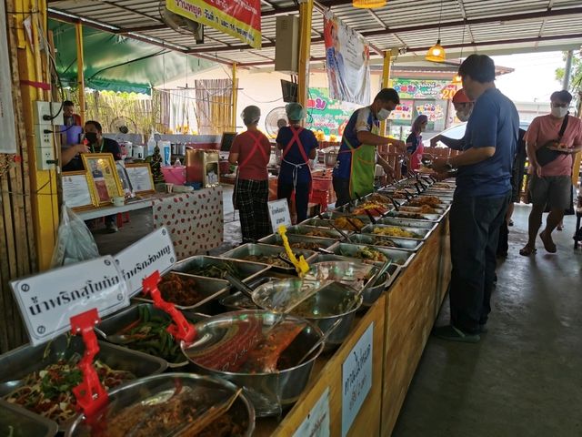 บุฟเฟ่ตข้าวแกงมีกับข้าวให้เลือกกว่า100อย่าง !!