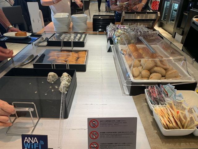 ベトナム　ベトナム観光　搭乗前に成田国際空港ANAラウンジでお腹いっぱい食べる！