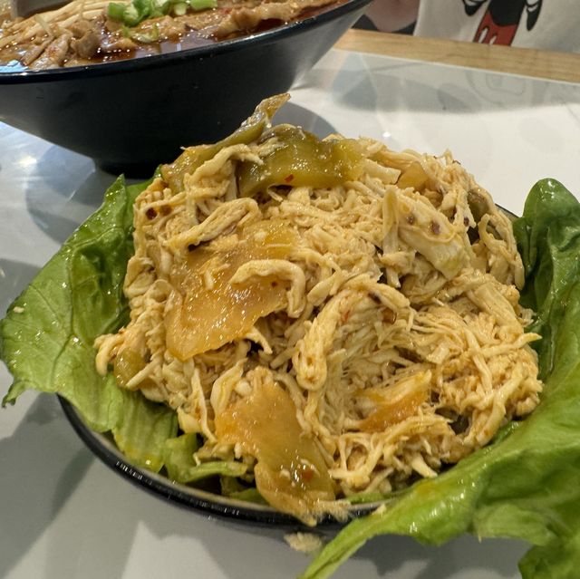 無味精湯底小窩米線 + 雞絲火山😋