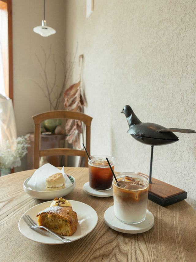 【大分】別府にある単色カフェ、一雨