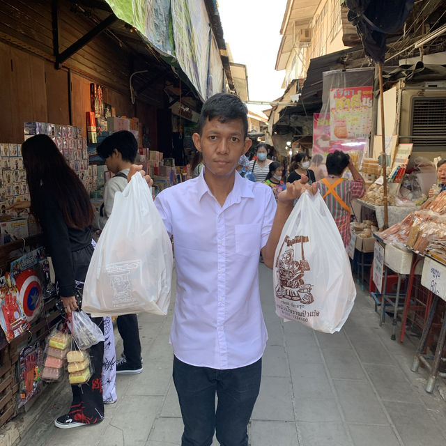 ชมตลาดเก่าช็อปกันเพลิน