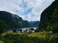 隱身在松恩峽灣(Sognefjorden)深處的挪威迷你小村落Undredal