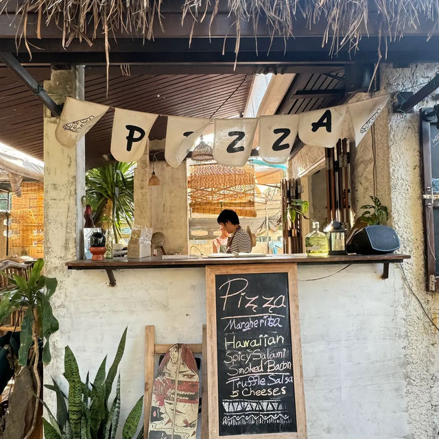 คาเฟ่ริมชายหาด ที่ศรีราชา "Little town Sriracha"