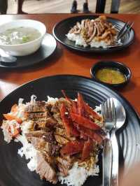 ลุงป้า บ้านล่าง