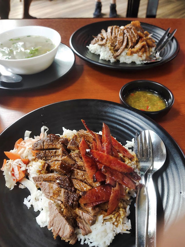 ลุงป้า บ้านล่าง