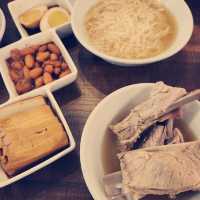 新加坡松發肉骨茶：飄香半世紀的經典