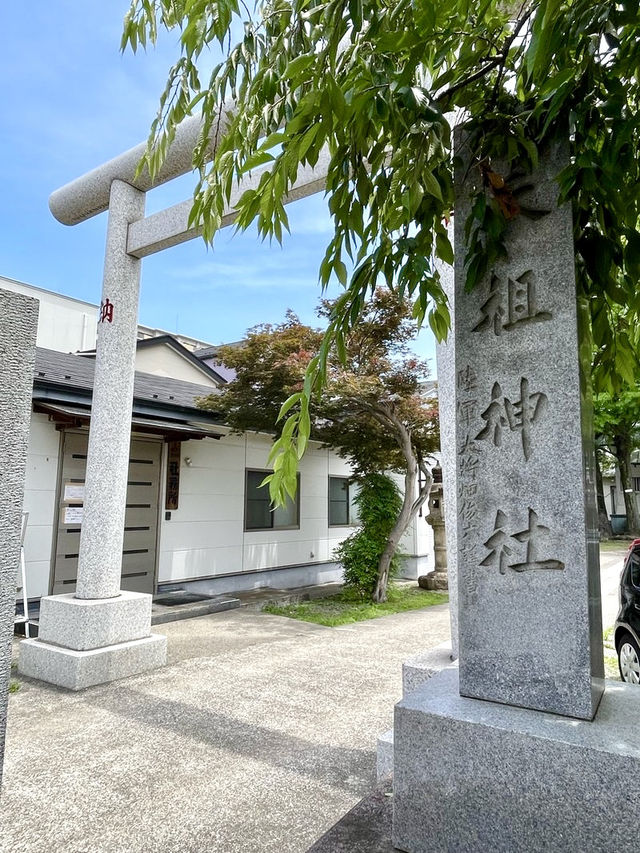 【東京都】木々に覆われた社殿が見応えあり