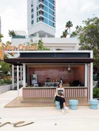 ร้านไอศกรีมที่หน้าโรงแรม Holiday Inn Pattaya