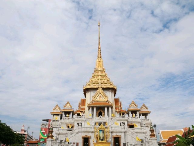 เที่ยววัดไตรมิตร