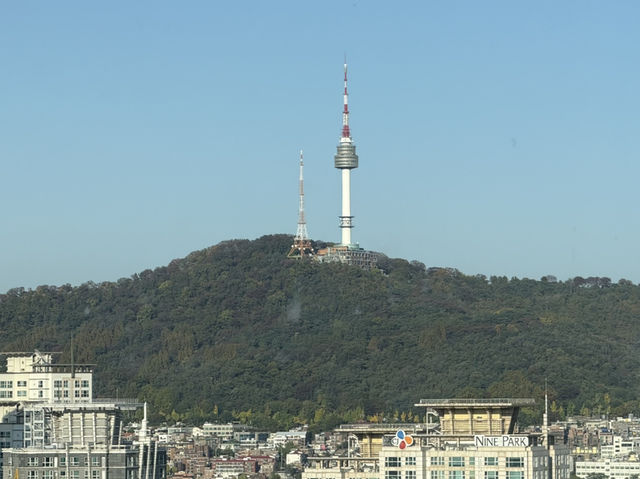 서울의 남산뷰를 하루종일 즐길 수 있는 노보텔 스위트 엠버서드 호텔