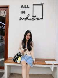 All in white Café 