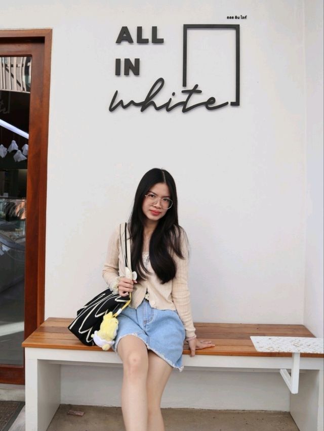 All in white Café 