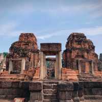 2สถานที่ท่องเที่ยวปราสาทเมืองต่ำ-ปราสาทเขาพนมรุ่ง