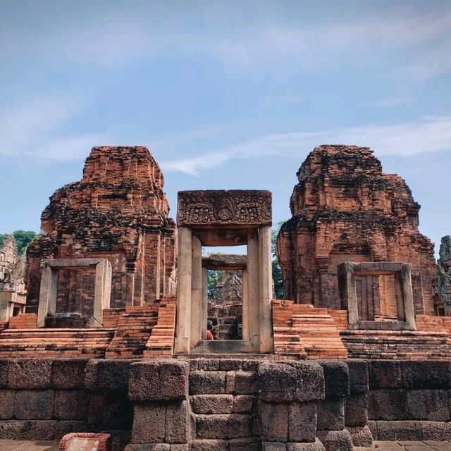 2สถานที่ท่องเที่ยวปราสาทเมืองต่ำ-ปราสาทเขาพนมรุ่ง