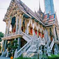 泰國曼谷市區歷史古跡皇家寺廟:Wat Sutthiwararam，精美絕倫的建築和雕像，適合打卡拍照📸好去處