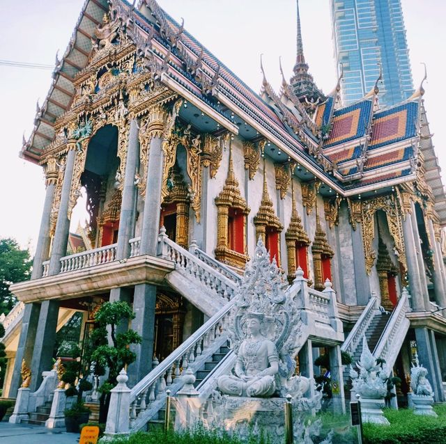泰國曼谷市區歷史古跡皇家寺廟:Wat Sutthiwararam，精美絕倫的建築和雕像，適合打卡拍照📸好去處