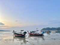 “หาดราไวย์”หาดท่าเรือประมงอันเงียบสงบ จ.ภูเก็ต