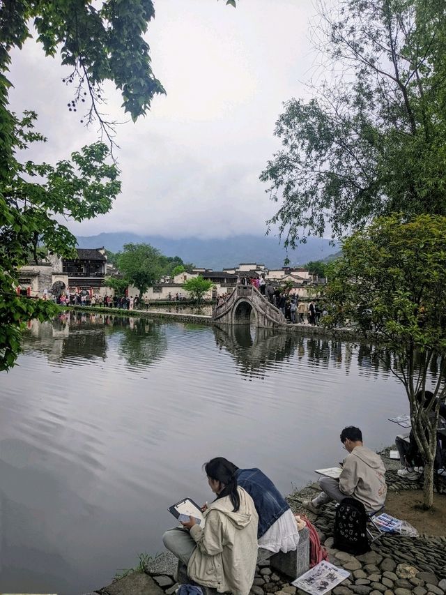 宏村：青山綠水、粉牆黛瓦，宛如山水畫的恬靜古村落。