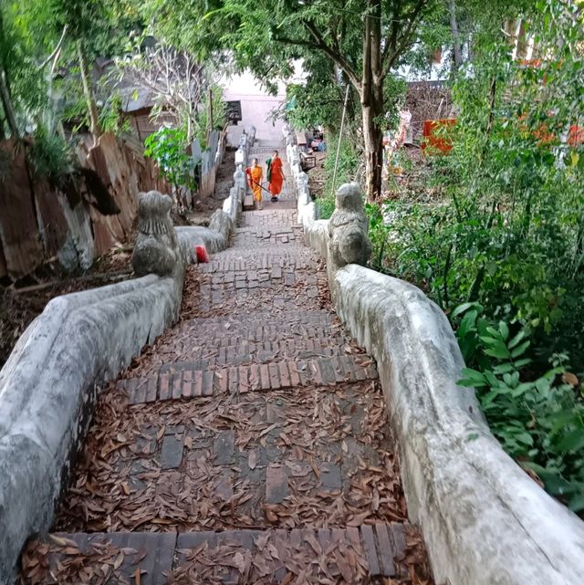 ไหว้พระวัดพระธาตุพูสี