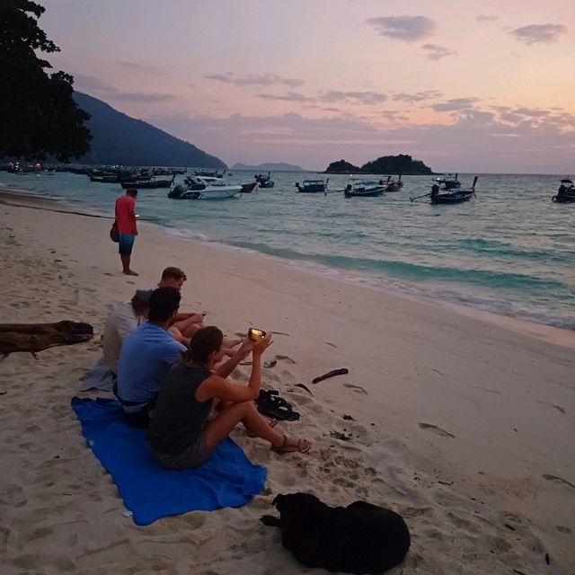 泰國麗貝島著名海灘景點:日出海灘，欣賞日出最佳地點，適合拍照📸打卡游泳