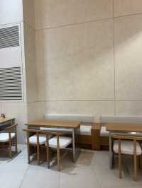 독특한 외관과 넓은 주차 공간이 인상적인 카페