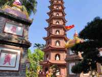 河內西湖上的鎮國古寺 