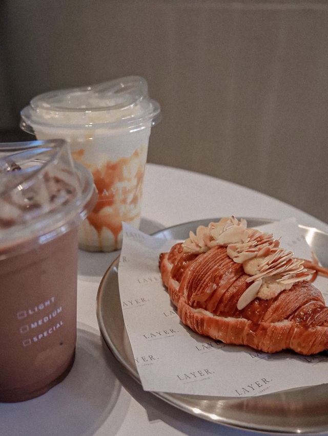 LAYER.  : คาเฟ่ลพบุรี ที่สุดแสนมินิมอล 🥐