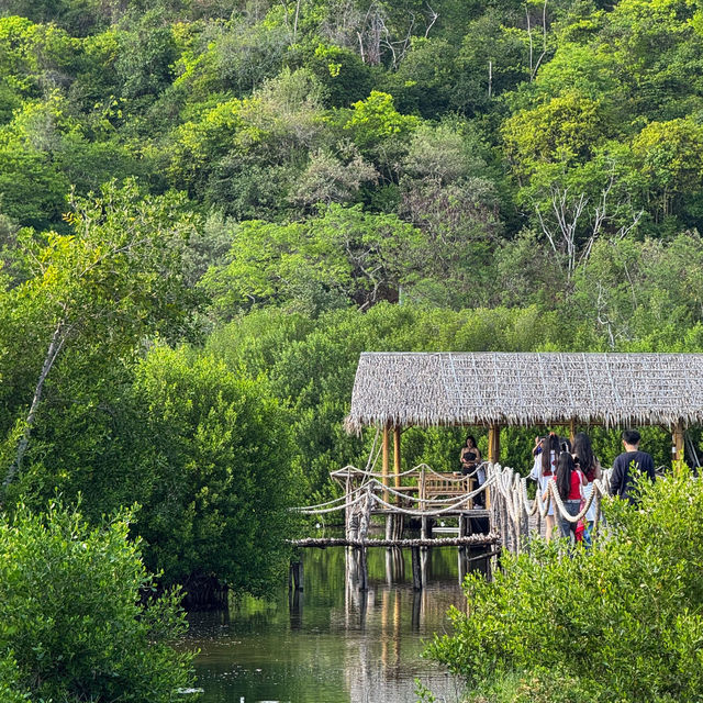 คาเฟ่กลางน้ำสุดชิล บรรยากาศดีต่อใจ #สัตหีบ 🥤⛰️🍃