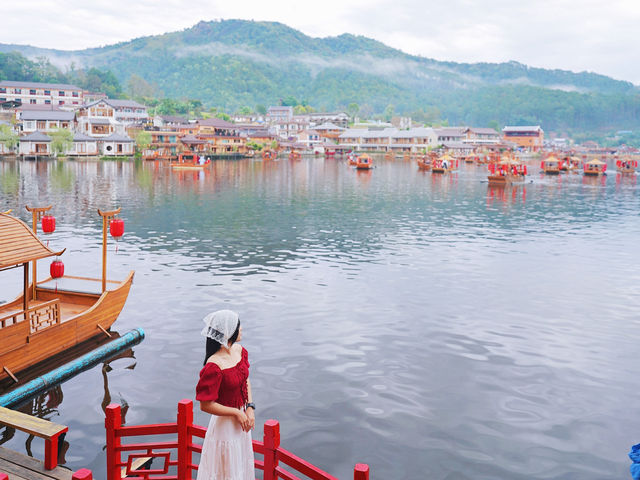 “บ้านรักไทย” ล่องเรือจิบชาเคล้าหมอกยามเช้า