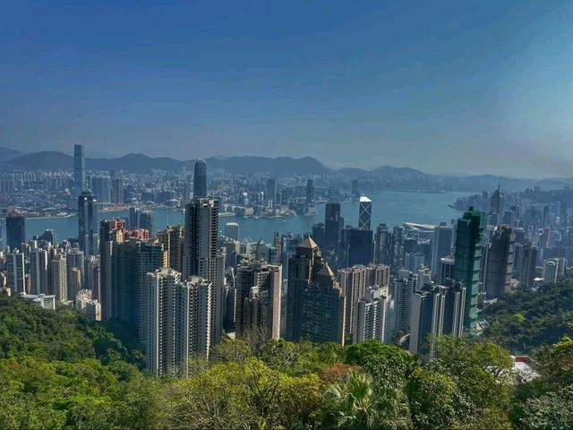 "Victoria Peak Tram – Hong Kong’s Iconic Ride to the Peak"