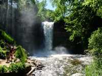 【滝と自然の調和🌿】Minnehaha Fallsの魅力
