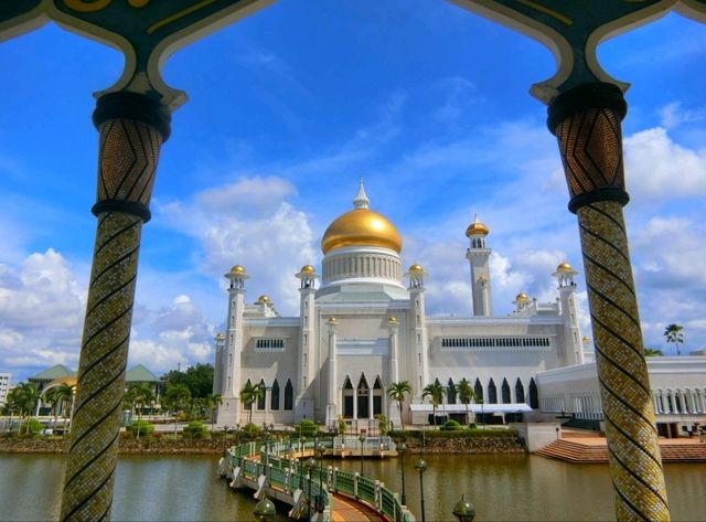 【ブルネイ】湖畔に映る豪華モスク🕌