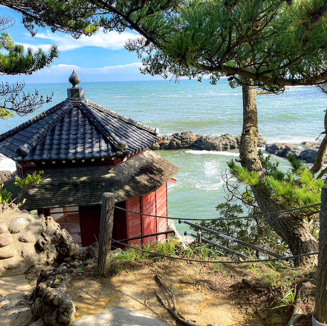 【五浦の絶景×文化遺産】波打ち際の六角パビリオン、岡倉天心ゆかりの「六角堂」 