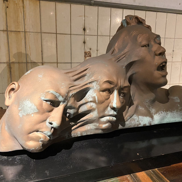 RobertY廢墟暴龍館｜恐龍x藝術的奇幻世界