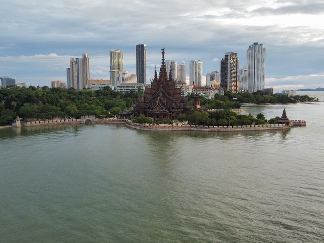 Garden Seaview Hotel – นอนริมทะเล ชมปราสาทสัจธรรม