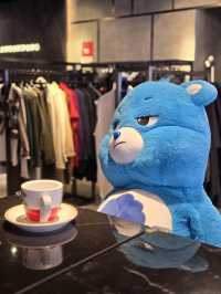  服飾店旁的Cafe