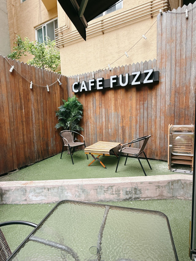 실내에서도 야외분위기를! 운치있는 카페 FUZZ