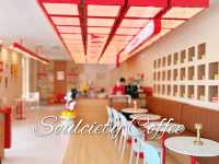 Soulciety Coffee Rayong เน้นโทนสีอบอุ่นและสบายตา