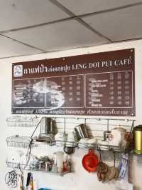 ดื่มกาแฟลาเต้ ท่ามกลางบรรยากาศในสายหมอก ที่ดอยปุย