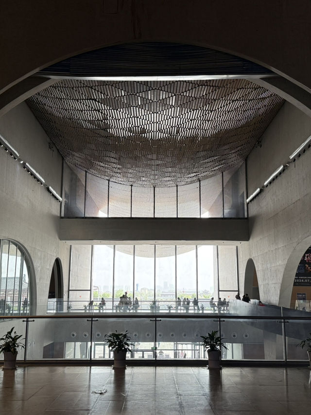 Stylish curvy Chinese museum about canal