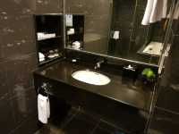 “Charming Retro Retreat: Spacious Family Suites with Heartfelt Service”