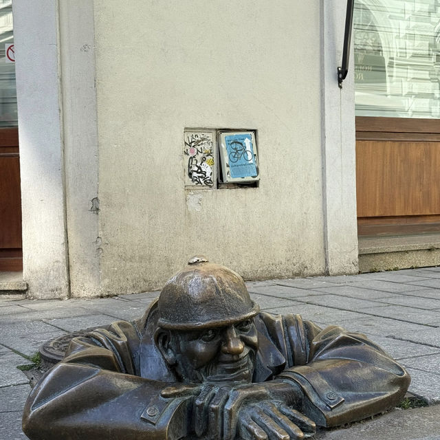 Bratislava: A Taste of Eastern Charm on the Danube! 🇸🇰🇷🇺