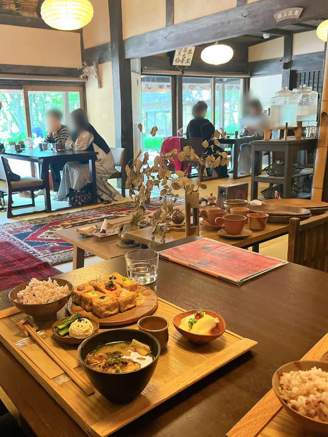 【岡山】藁葺き屋根の中で食べるランチ