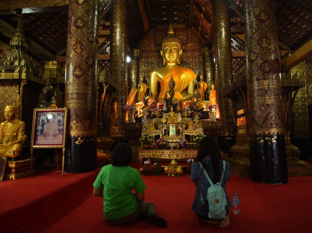 黄金の装飾が輝く歴史ある寺院。