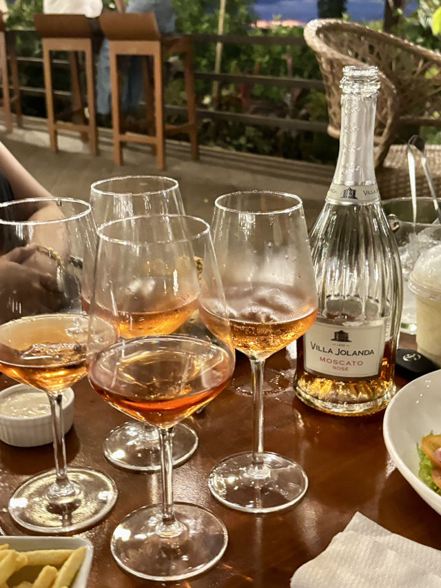 A Golden Weekend at Elyseé Café