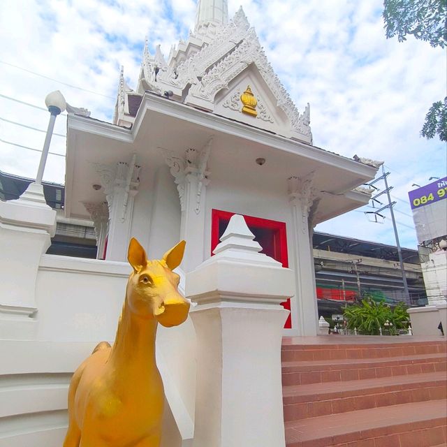 สักการะศาลหลักเมืองนนทบุรี