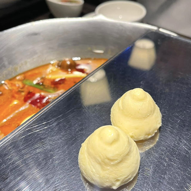 無限量添加的鴨血跟麪包豆腐 💕 麻辣雙拼火鍋好滋味-無老鍋