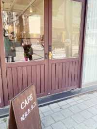 달콤한 케잌과 커피 한 잔