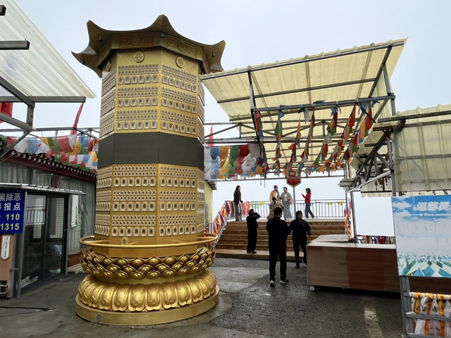  📍 G318 Nima Sacred Mountain Service Area – A Unique Tibetan-style Stop at 4668m