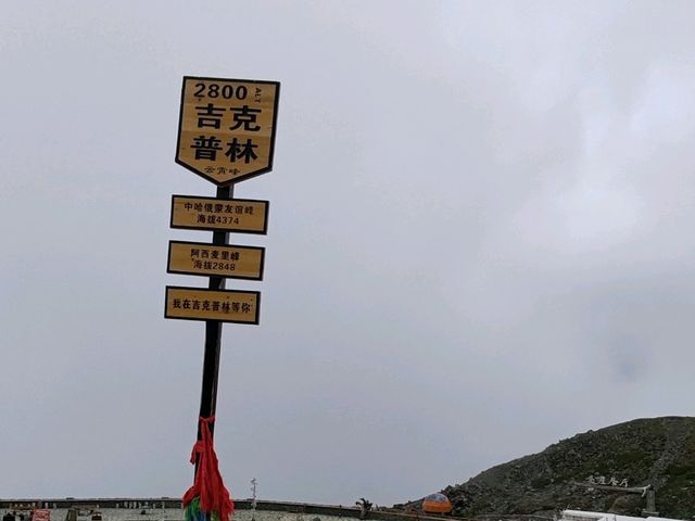 Above the Clouds: Breathing the Summit of Yunxiao Peak
